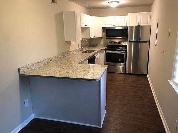 2nd image of 708 Yew St APT 2