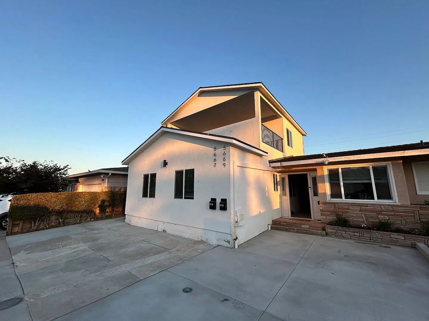 Modern 4 Bed 2 Bath House on Mary Lane!! — Photo 1