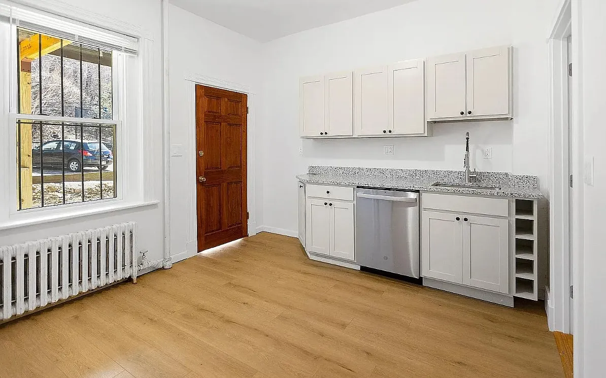 4 bed, 9999 sqft, $5,000 — Photo 3