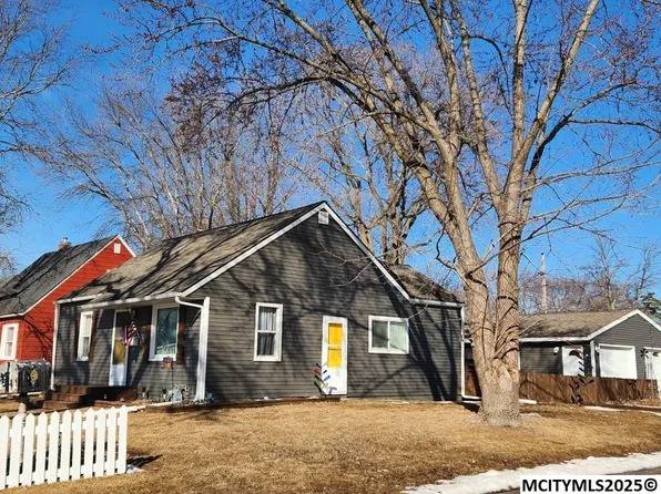 962 15th Pl NE, Mason City, IA 50401