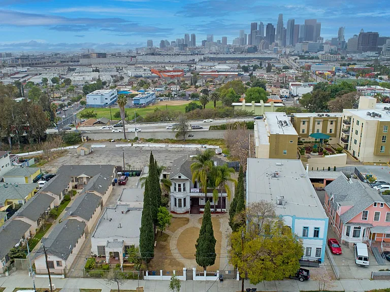 Mariachi Plaza Apartments (OLD) — Photo 12
