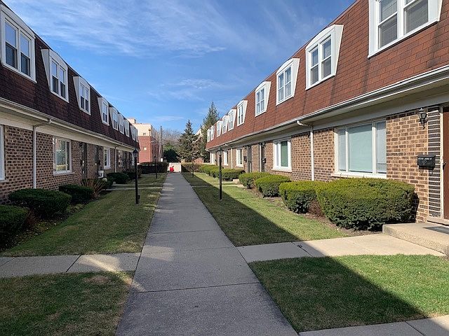 1st image of 6956 N Oakley Ave Unit B