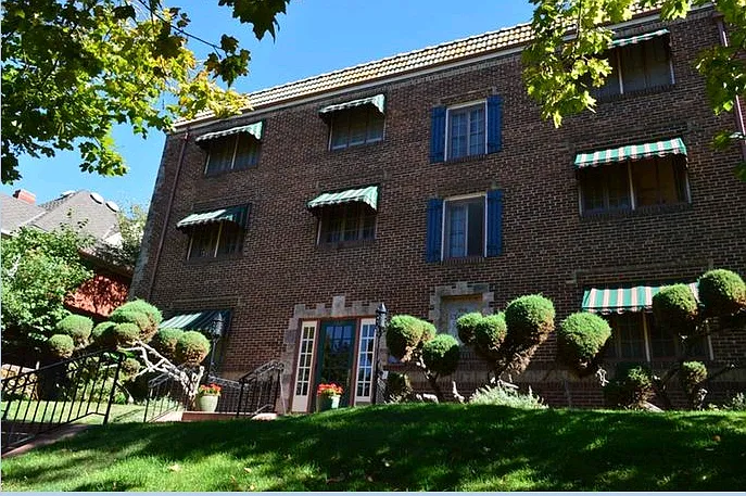 Available NOW! Beautiful Apartment blocks from the Botanical Gardens! — Photo 1