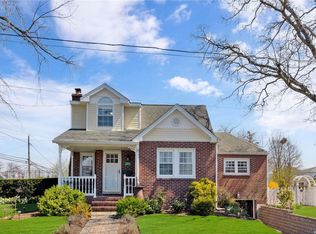 21 Spruce St, Farmingdale, NY 11735