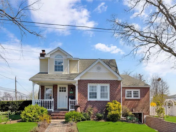 21 Spruce Street, Farmingdale, NY 11735