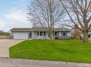 2026 Oak Hollow Dr, Jenison, MI 49428