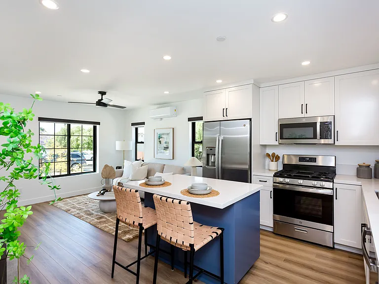2610-2612 Juan St #2610-1 — Photo 8