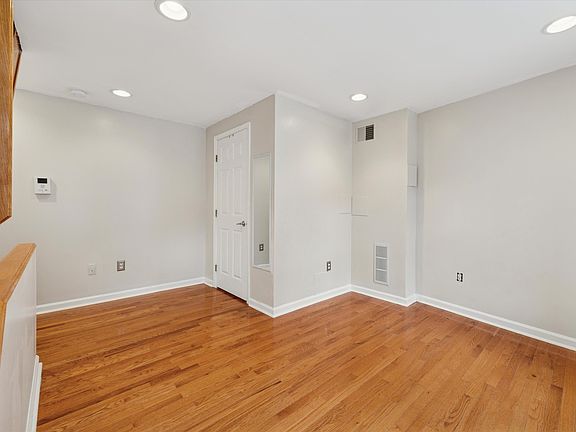 2nd image of 733 Carpenter St #C