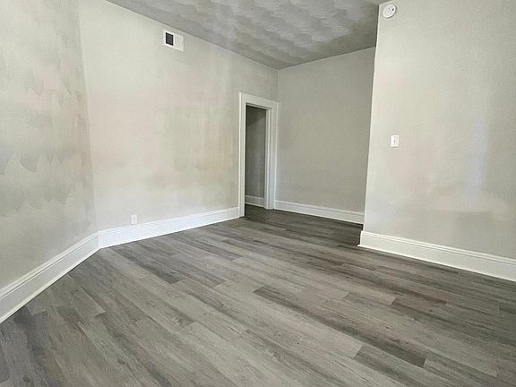 3rd image of 527 37th St #1