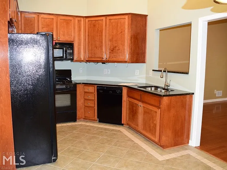35 Bedford Park Dr — Photo 4