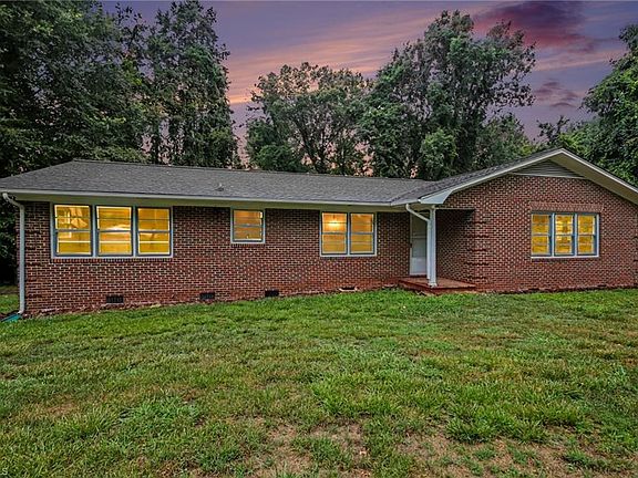 2nd image of 1153 Heathwood Rd