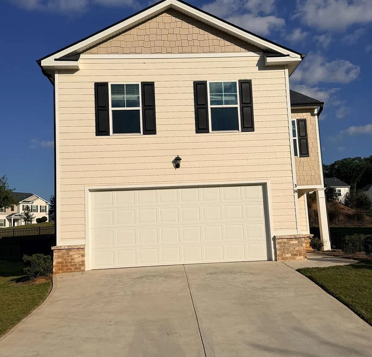4 bed, 2.5 bath, 1929 sqft, $2,149 — Photo 1