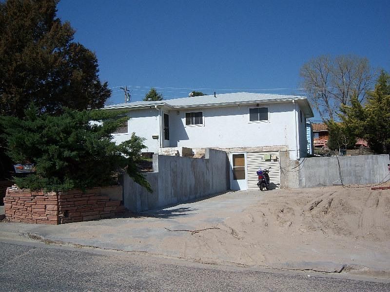 2nd image of 1011 Hale St