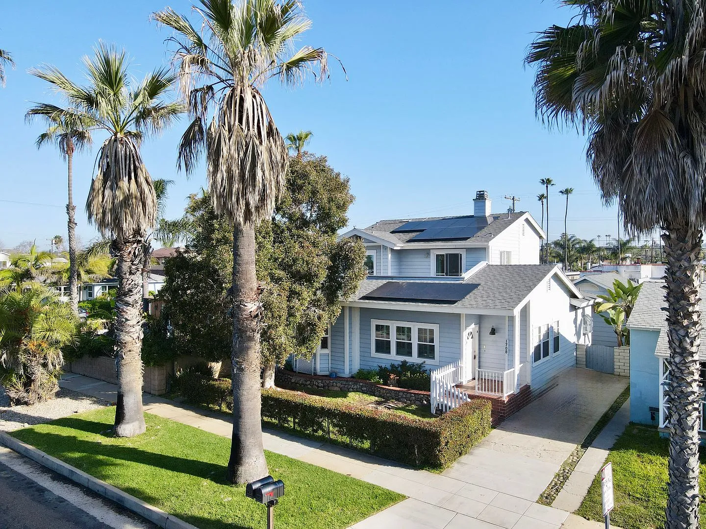 Spacious Beach House in South Oceanside — Photo 1
