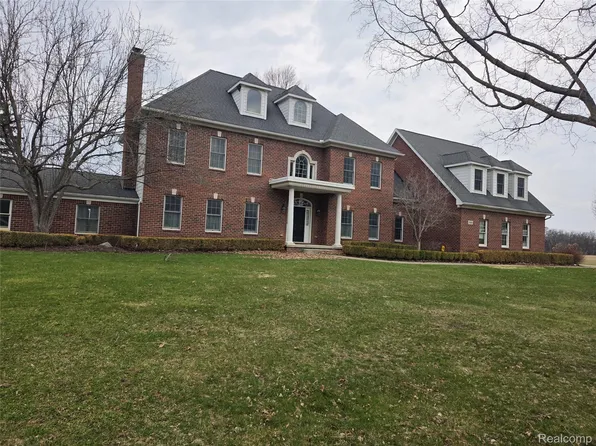 900 Maxfield Rd, Brighton, MI 48114