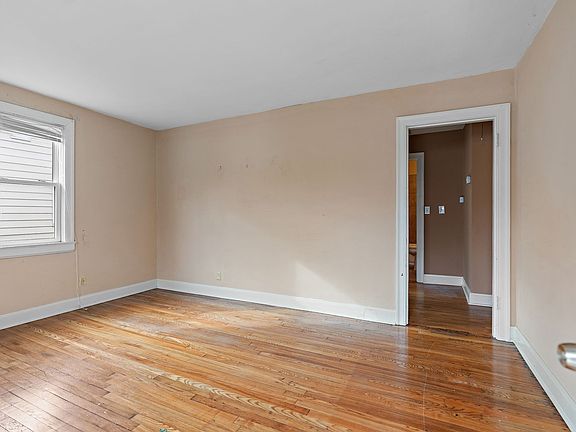 4th image of 910 Apex St