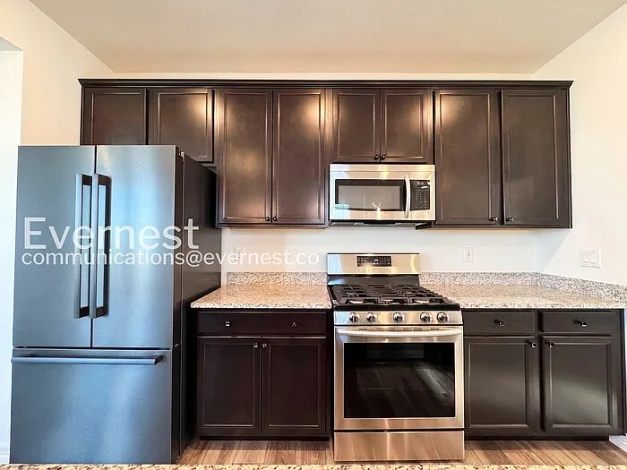 4 bed, 2.5 bath, 2291 sqft, $2,995 — Photo 4