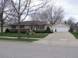 157 W Greenfield Dr, Little Chute, WI 54140