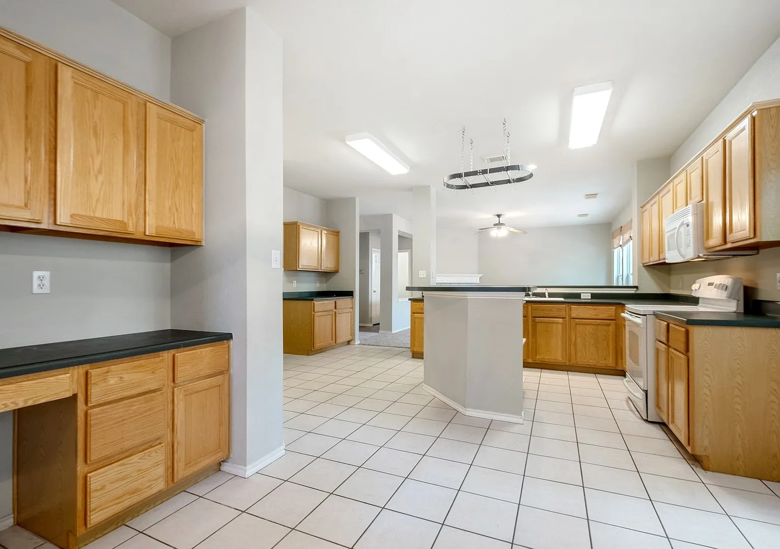 4 Bedroom, 2.5 Bath Home in Vista Oaks — Photo 1