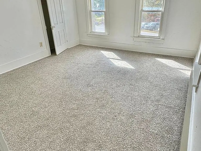305 W Linn St — Photo 1