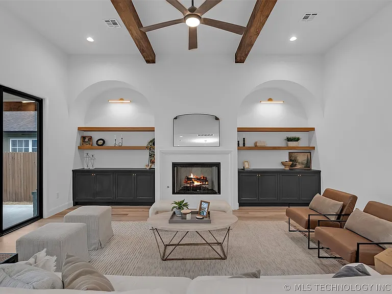515 W El Paso St — Photo 6