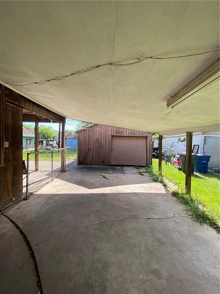 2 bed, 1.0 bath, 1038 sqft, $1,000 — Photo 2