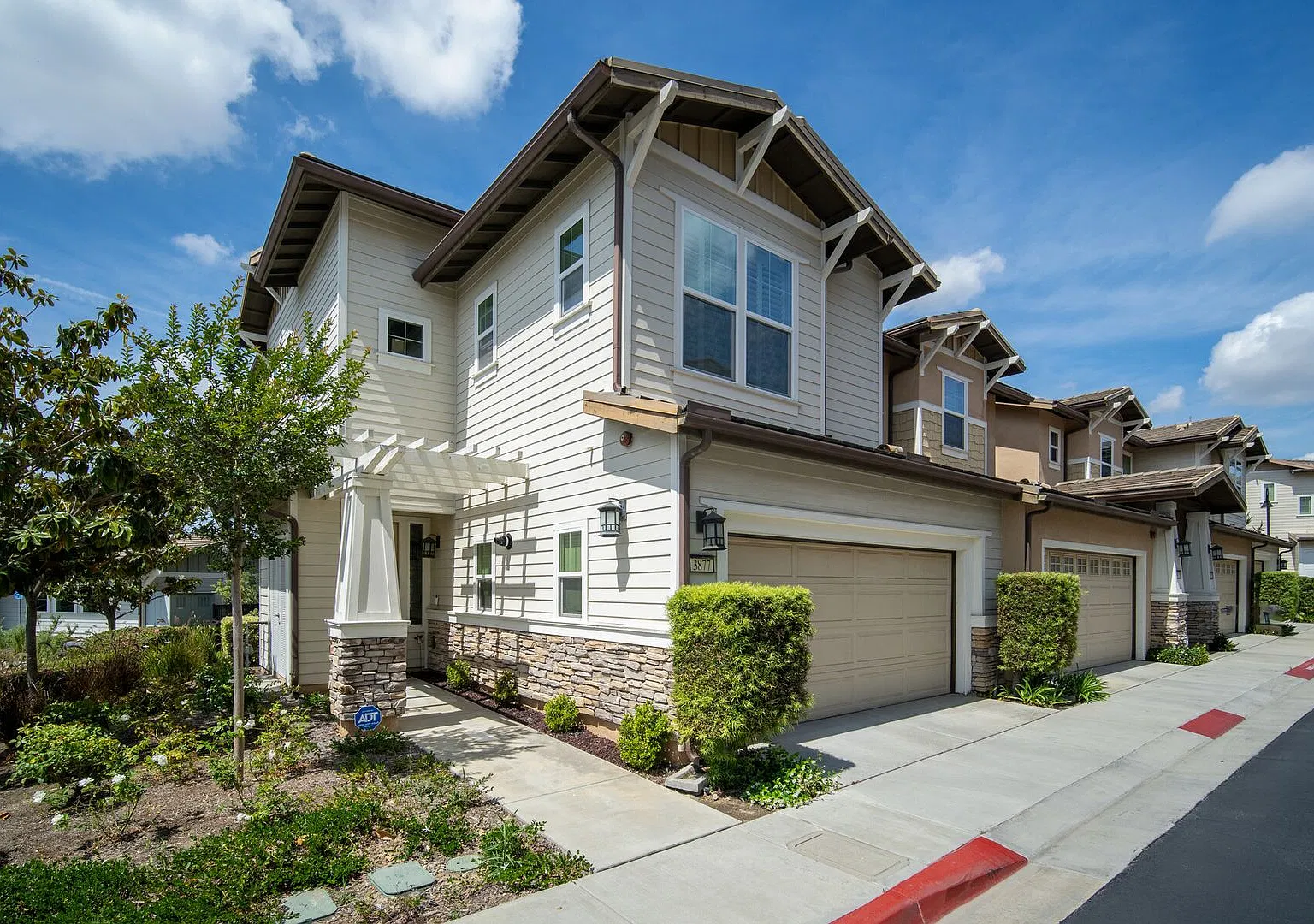 4 bedroom + Bonus Room - Luxury End-Unit Townhome with Panoramic Views — Photo 1