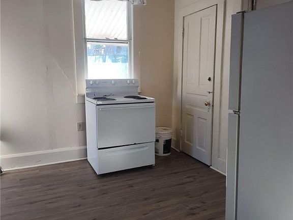 4th image of 253 Corwin Ave