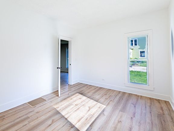 5th image of 405 E Plymouth Ave