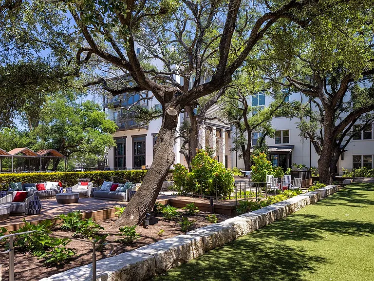 Lakeline_amenity_outdoor lounge