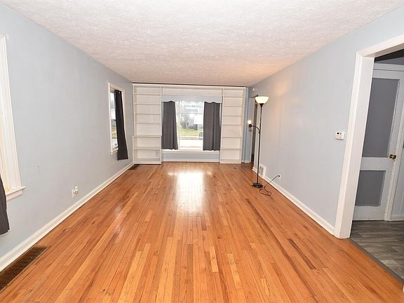 3rd image of 1401 E Dayton St