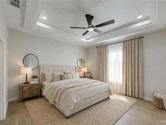 5th image of 910 Trinity St