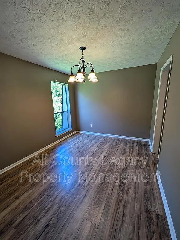 3 bed, 2.0 bath, 1336 sqft, $1,450 — Photo 2