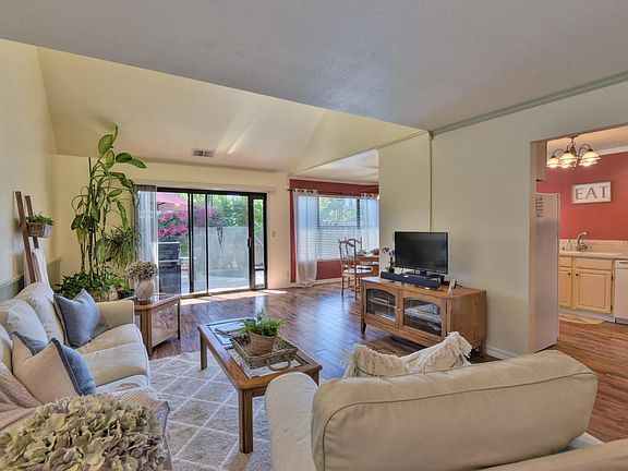 5th image of 304 Pebble Creek Ct