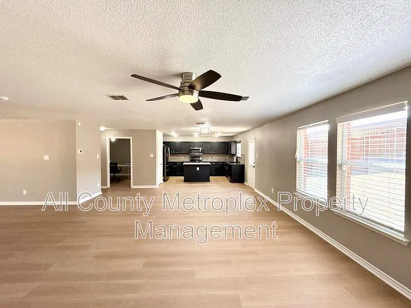 3 bed, 2.5 bath, 2950 sqft, $2,500 — Photo 4