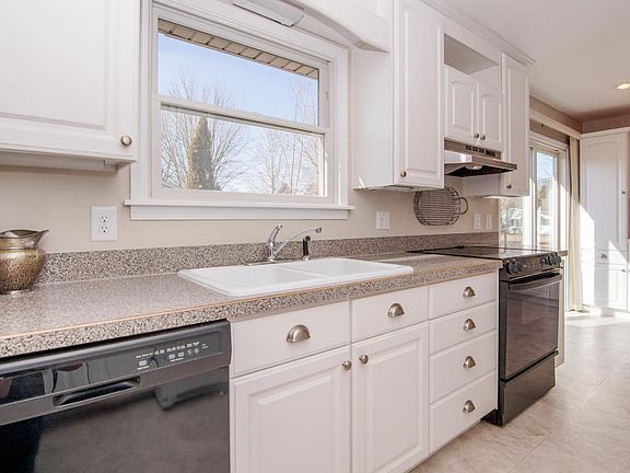 2nd image of 1585 Bayview Dr