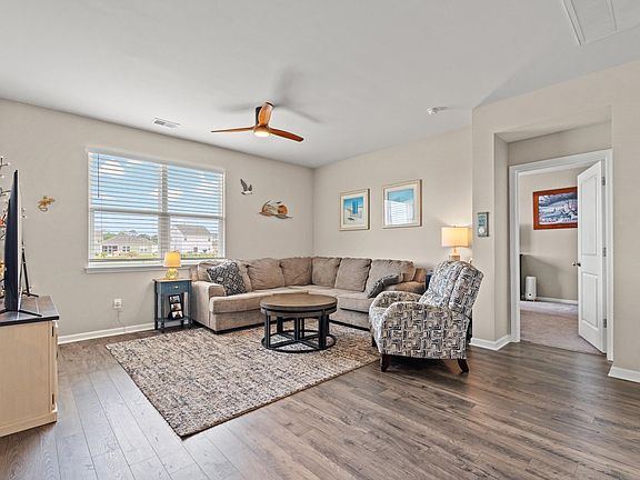 4th image of 939 Irving Dr.