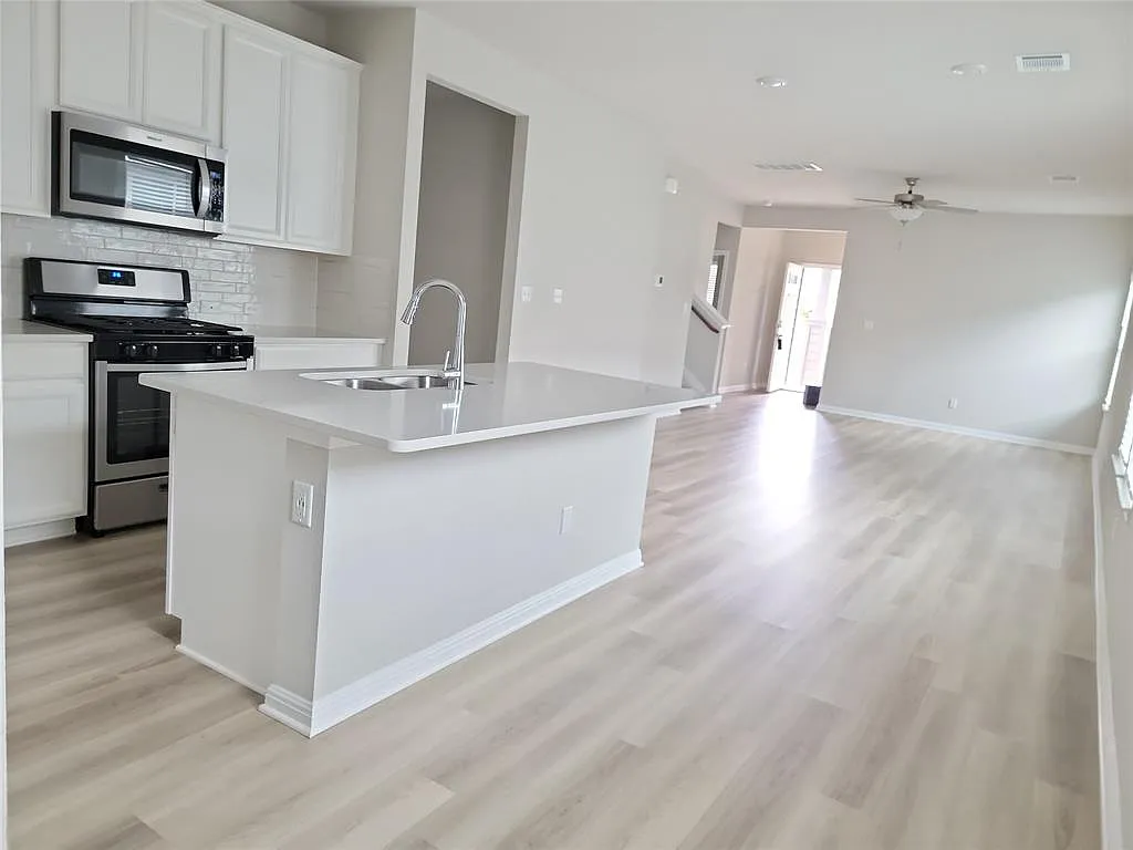 908 Main Street - 1 — Photo 3