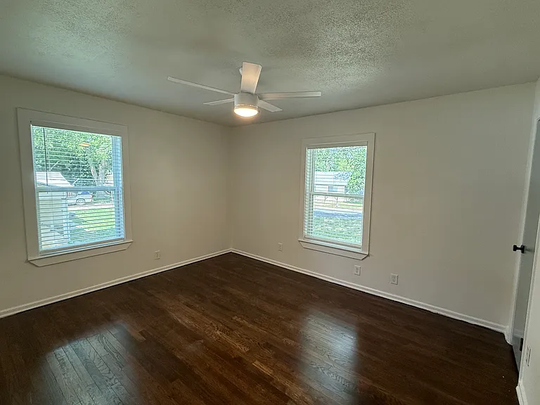 409 Sarah St — Photo 15