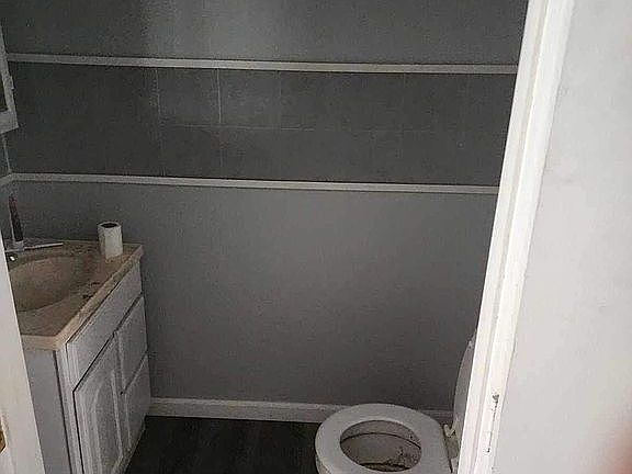 1/2 bathroom