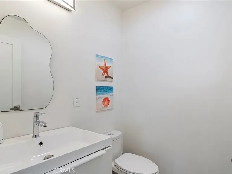 24136 Kittridge St — Photo 28