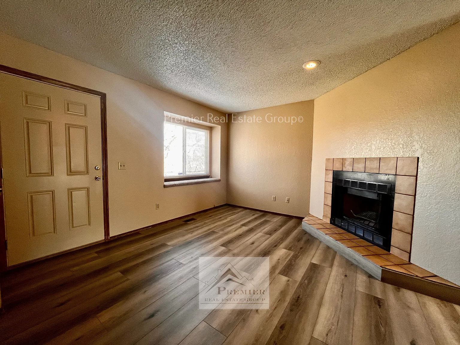 2 bed, 1.5 bath, 992 sqft, $1,385 — Photo 3