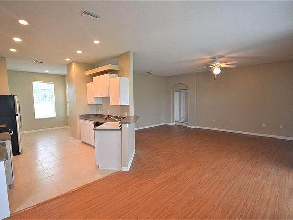 3rd image of 588 Terranova Cir