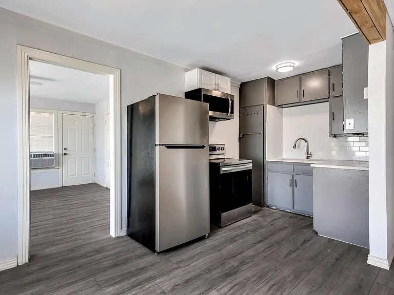 305 N Robinson St #D — Photo 3