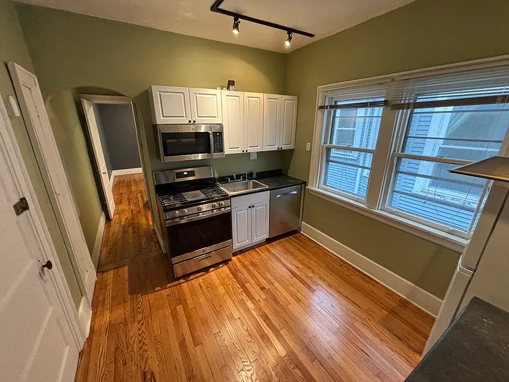 2 bed, 1100 sqft, $1,350 — Photo 2