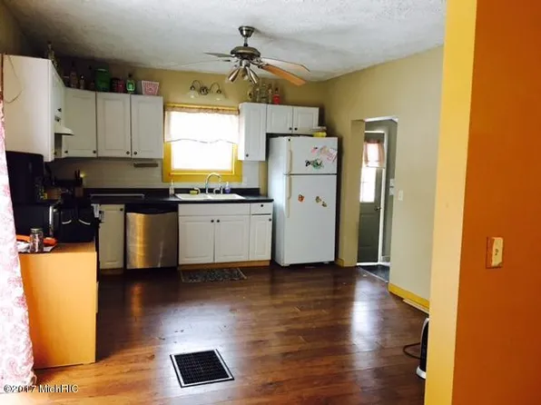 5188 21 Mile Rd NE, Sand Lake, MI 49343