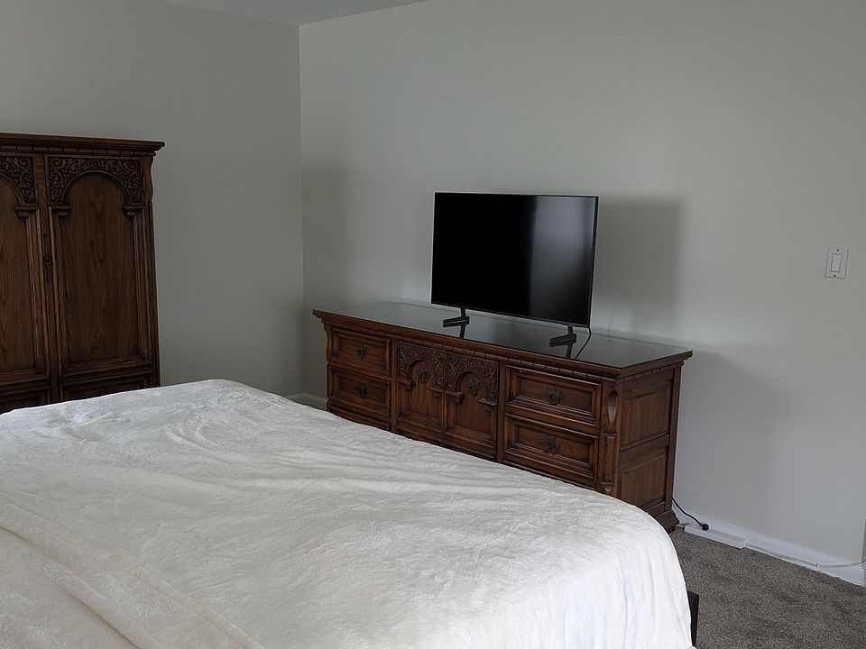 master bedroom has smart 43" tv full cable
