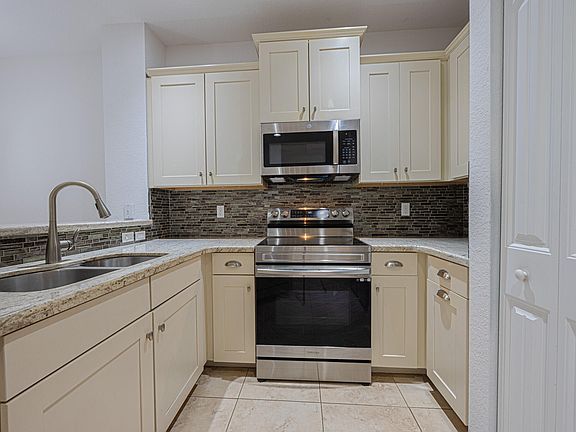 5th image of 2646 Webb Avenue