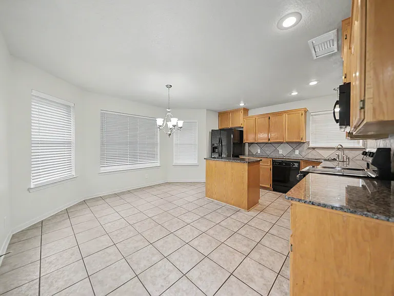 2806 Hydrangea Ave — Photo 5