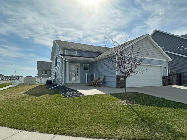 1377 Goldenwood Dr, West Fargo, ND 58078